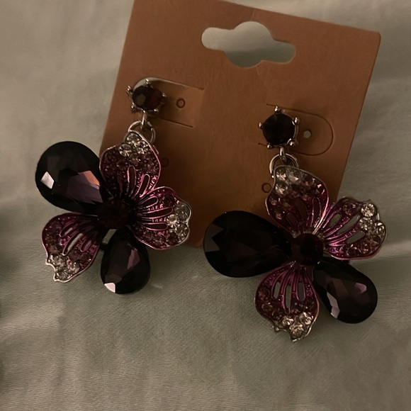 Beautiful purple and green necklace with matching flowers and shiny bracelets - Picture 3 of 8